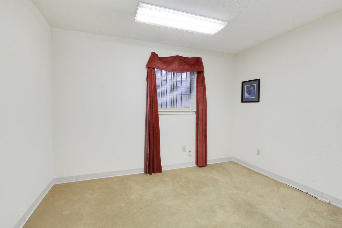 Commerce Court: 2901 Ridgelake Dr, Metairie, LA 70002